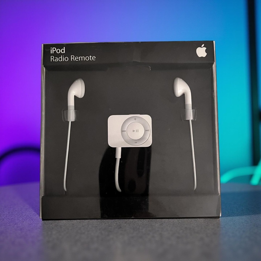 Apple iPod Radio Remote with White Earbuds